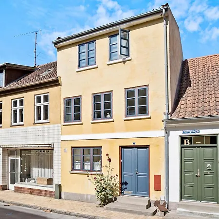 3 Bedroom Lovely In * Фоборг